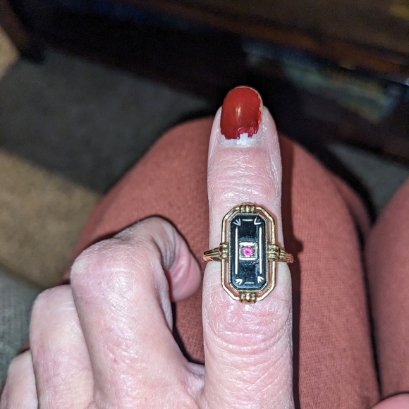 Antique Beautiful Onyx & Ruby Ring - Picture 3 of 3